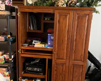 Oak Computer Hutch/Office : hide all your stuff in plain sight. Just close the doors.