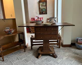 Antique pedestal side table with drop leaves