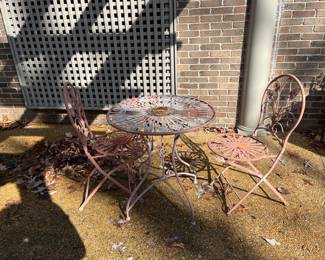 #222	Metal painted Bistro Table w/2 chairs - 28x28	 $40.00 
