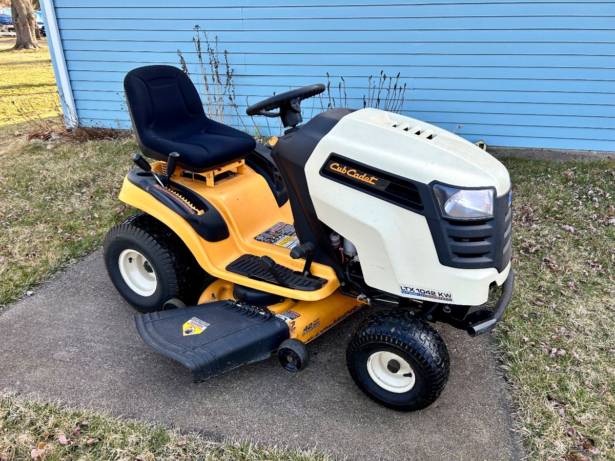 Cub Cadet LTX 1042 KW lawn tractor