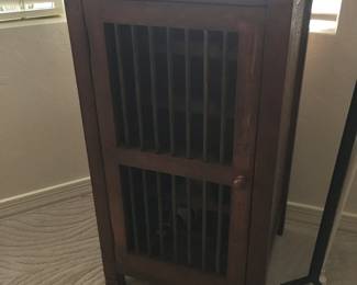 Small wine cabinet 