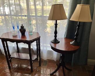 Mahogany drum table. 
Mahogany oblong table. 
Pair table lamps. 
Katana ginger jar. 
