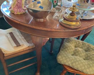 Table and chairs with decor