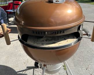 Webber with pizza kettle