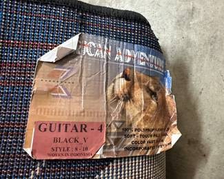 Black Guitar rug in excellent condtion
