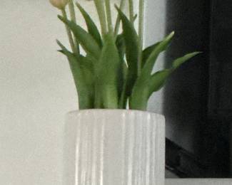 2 vases with tulips
