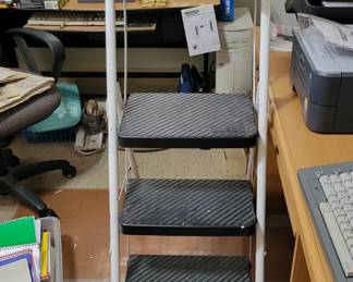 Cosco step/painting ladder w/ utility shelf