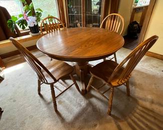 Round wood dining/kitchen table with 4 chairs...