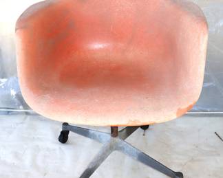 Herman Miller fiberglass chair(needs restoration)