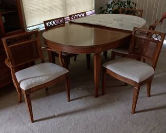 Quality table and chairs in beautiful condition
Oval table measurements 64" x 44"