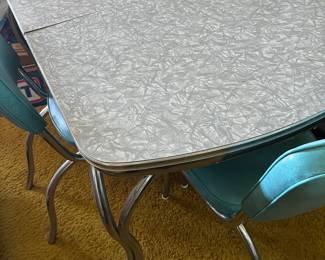 FUN VINTAGE TABLE WITH 2 CHAIRS