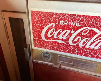 VINTAGE COKE MACHINE WITH KEY