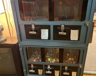 TERRIFIC VINTAGE PRIZE VENDING MACHINE W/KEYS