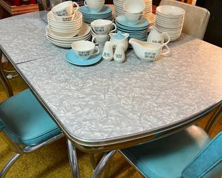 GREAT VINTAGE DINETTE - 2 LEAVES AND 2 AQUA CHAIRS