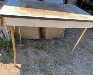 VINTAGE CHROME AND METAL TABLE