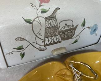 VINTAGE TIN BREAD BOX