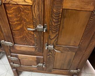 VINTAGE ICE BOX - GREAT CONDITION