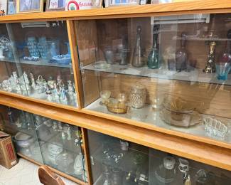 GLASSWARE AND VINTAGE DISPLAY CABINET