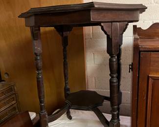 FUN PARLOR OR ACCENT TABLE