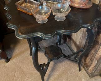PARLOR TABLE, VINTAGE GLASSWARE