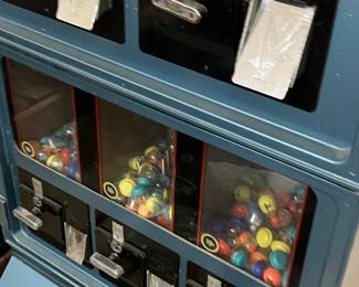 VINTAGE PRIZE DISPENSER