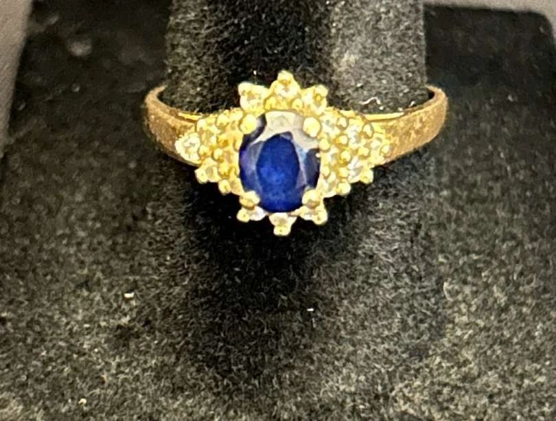 001 Stunning 14ct Gold Ring With Saphire And Small Diamonds