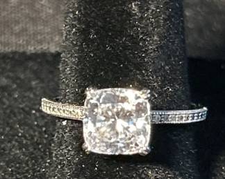 Beautiful 925 Silver Ring with Charming DiamondStyle Stone