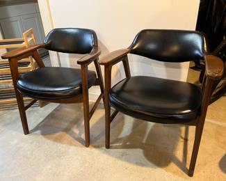 PRESALE AVAILABLE! Pair of Paoli MCM Arm Chairs – 1967
24w x 28.5h
