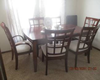 Dining room table with leaf and 6 chairs