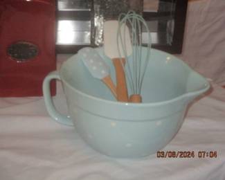 Batter bowl with matching accessories