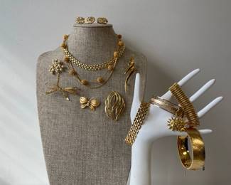 Lot 3619 Vintage Costume Jewelry Lot  Gold Tone
