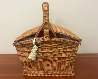 Lot 6475 Vintage Sewing Notions  Scissors in Woven Basket