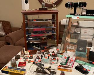 Several vintage pocket knives. Some are in new condition and some need TLC.