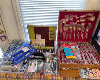 Several sets of silverware - Vintage James Quality Jewelers Bronze Flatware set,  Made in Thailand - 144 Pieces in the original wood case.