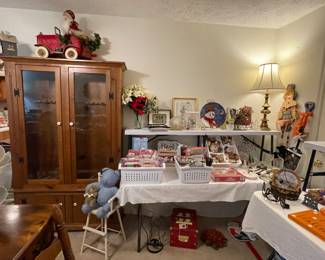 Pine Gun Cabinet with Keys