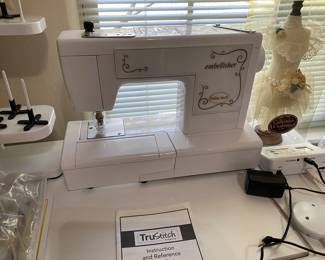 NICE Clean working Baby Lock Sewing machine.