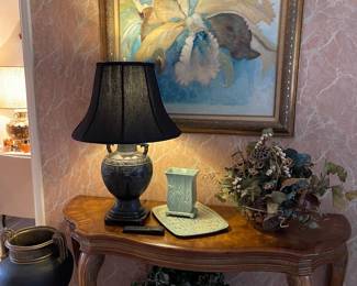 Vintage sofa table/entrance hall table, vintage black cinnabar style table lamp with original shade, original oil, floral and large black and gold urn with stand