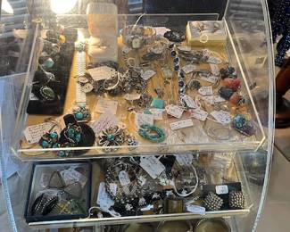 In this showcase you will find a large collection of ladies and men's watches, sterling and vintage jewelry