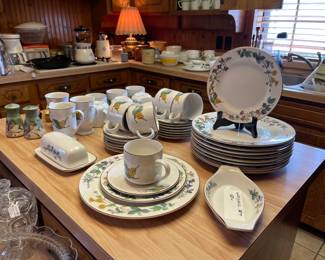 Vintage Woodhill pottery set (44 pieces)