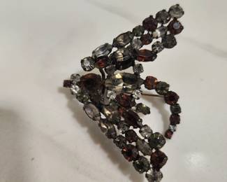 ANTIQUE BROOCH WITH SPRINS ON WINGS