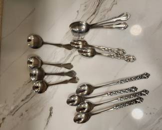 LOT OF SOUP, ICED TEA AND GRAPEFRUIT SPOONS