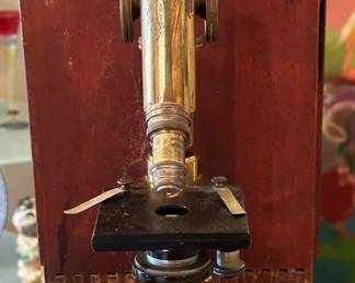 ERNST LEITZ WETZLAR Antique Brass Microscope with Original Case (No. 64199) Filiale New York