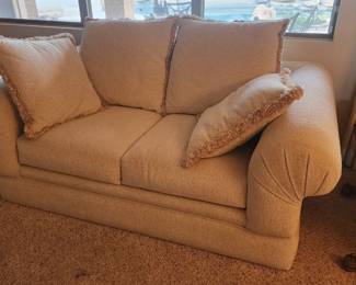 Hermosa Sofa Loveseat