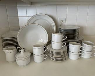 Gibson Elite White Hobnail with Gold Everyday Dishes and Serveware