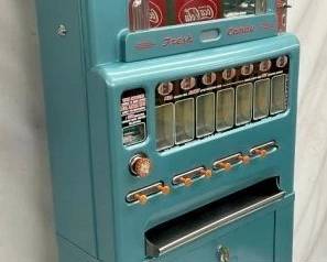 UNIVENDAR MACHINE W/ KEYS