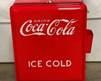 EMB. DRINK COCA-COLA LIFT TOP ICE CHEST 