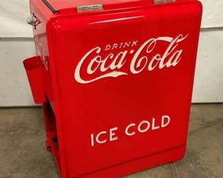 EMB. DRINK COCA-COLA LIFT TOP ICE CHEST 