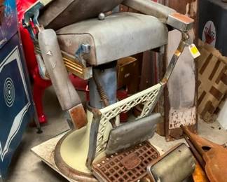 EARLY J. PAIDAR BARBER CHAIR