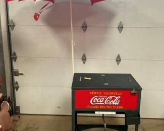 COCA-COLA GLASCOCK CHEST W/UMBRELLA