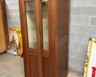 MEASURES 31W X 83T X 30 1/2D 